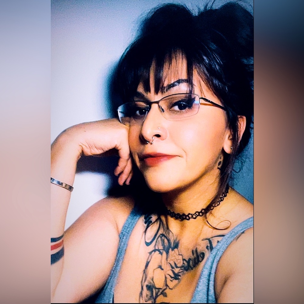 Meet your Posher, 🅴🅼🅸 🆅🅸🅳🅰.